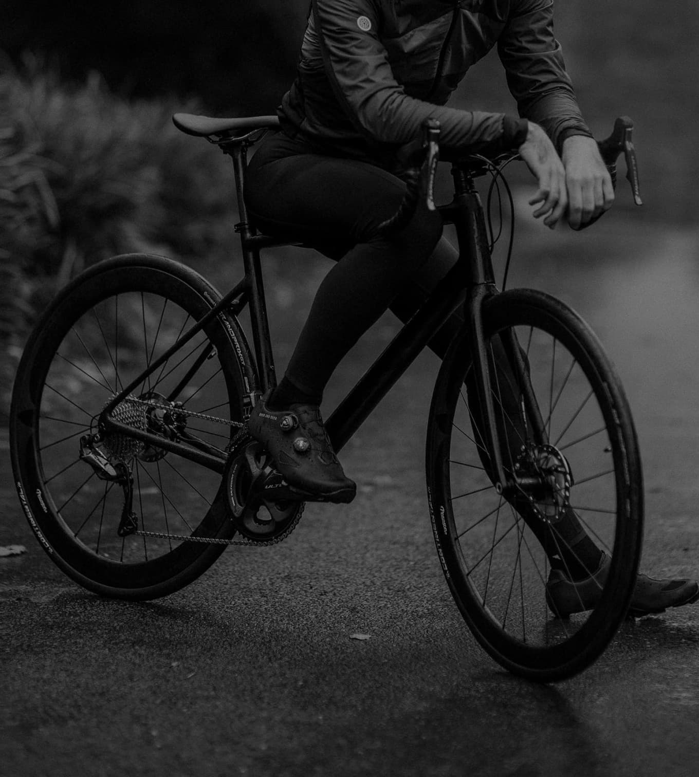 Foto preto e branca de um homem numa bicicleta